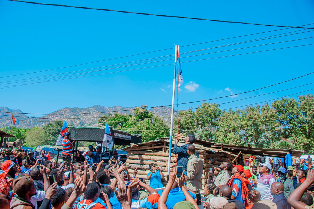 ChademaTZ2's tweet photo. Leo, tarehe 23 Juni 2026, Makamu Mwenyekiti wa CHADEMA Bara, Mhe. @HecheJohn, akiwa wilayani Mbarali kuendeleza Operesheni "Katiba Mpya, Free Tundu Lissu", ameshiriki zoezi la kupandisha bendera kwenye vizimba mbalimbali vya chama katika Kata ya Chimala, Kijiji cha Rimbogo, Jimbo la Mbarali.