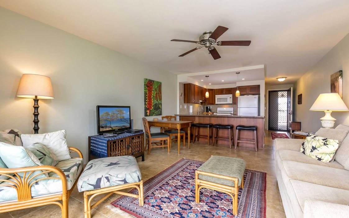 MauiVisionRent's tweet photo. 🌺 Relax at Kihei Akahi C405 in sunny South Maui! Enjoy ocean &amp; garden views from your private 4th-floor lanai, a King bed, full kitchen, fast Wi-Fi, beach gear, pools, tennis &amp; pickleball courts. Just steps from Kama‘ole Beach Park II and minutes to Wailea. 🌊☀️🏝️ https://t.co/6wntc2DpwP