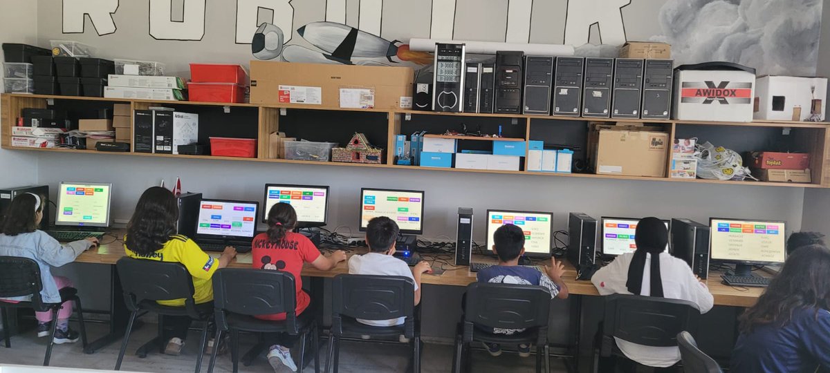 konyamem's tweet photo. 2025-2026 eğitim öğretim yılı sona ererken, öğrencilerimizin eğlenceli ve öğretici bir hafta geçirmelerini sağlamak amacıyla okullarımızda 22-26 Haziran tarihleri arasında okul ve veli iş birliğiyle “Dönem Sonu Kültür, Sanat ve Spor Faaliyetleri Haftası Planı” çerçevesinde etkinlikler düzenlenmeye başlandı. 

Etkinlikler, "Türkiye Yüzyılı Maarif Modeli" ile uyumlu bir şekilde planlanarak sanatsal, kültürel, sportif ve bilimsel içerikli oyun ve yarışmalarla öğrencilerimizin eğlenerek öğrenmeleri sağlanıyor.

Bu kapsamda; öğretmen, öğrencilerimiz ve velilerin katılımıyla, Hüyük, Bozkır, Doğanhisar, Ahırlı, Kadınhanı ve Hadim ilçelerimizde etkinlikler gerçekleştirildi.

@tcmeb @Yusuf__Tekin @TCKonyaValiligi @Vali_Akin 
@Konyabuyuksehir @u_ibrahim_altay @gokhanmurat1  
#BizimOkulumuz #BaşarmayaHazırım #Konyamem