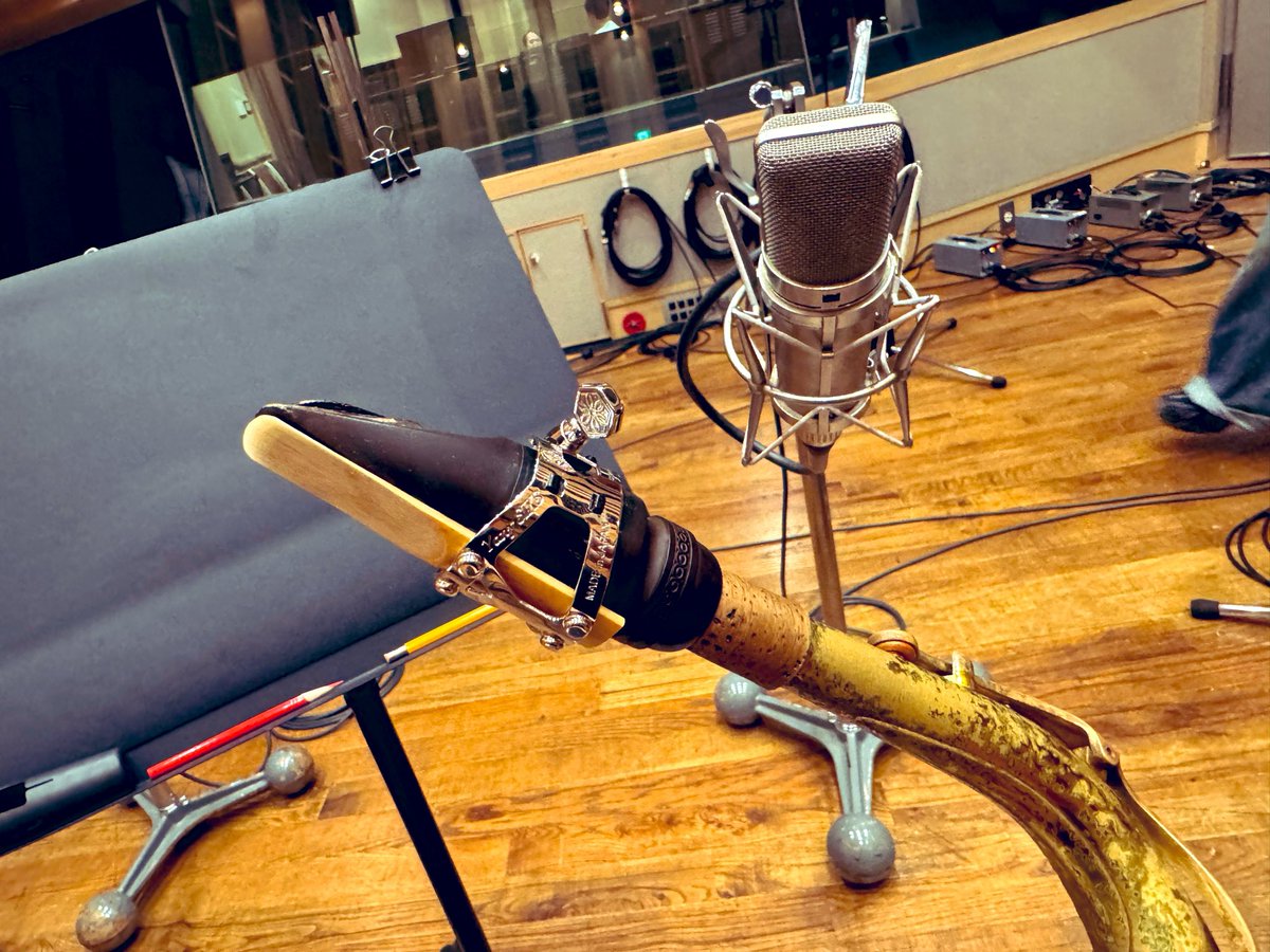 SOEDANAOMU's tweet photo. 昨日のブラスセクションが火を吹く系のレコーディング
最近導入したヤナギサワのリガチャー「ヤニーシクス」の総銀製プラチナメッキが良い仕事してくれました
リードは我が心のダダリオセレクトジャズ
#yanagisawa 
#daddariowoodwinds 
#primagakki https://t.co/IIwmV3dgQF