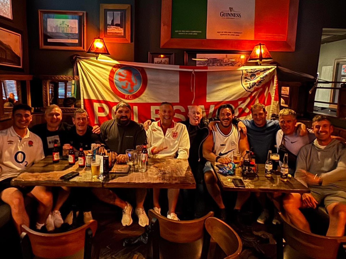 AwayDays_'s tweet photo. England fans enjoying themselves in Boston last night. ✊🏴󠁧󠁢󠁥󠁮󠁧󠁿 https://t.co/aJIR9CISI4