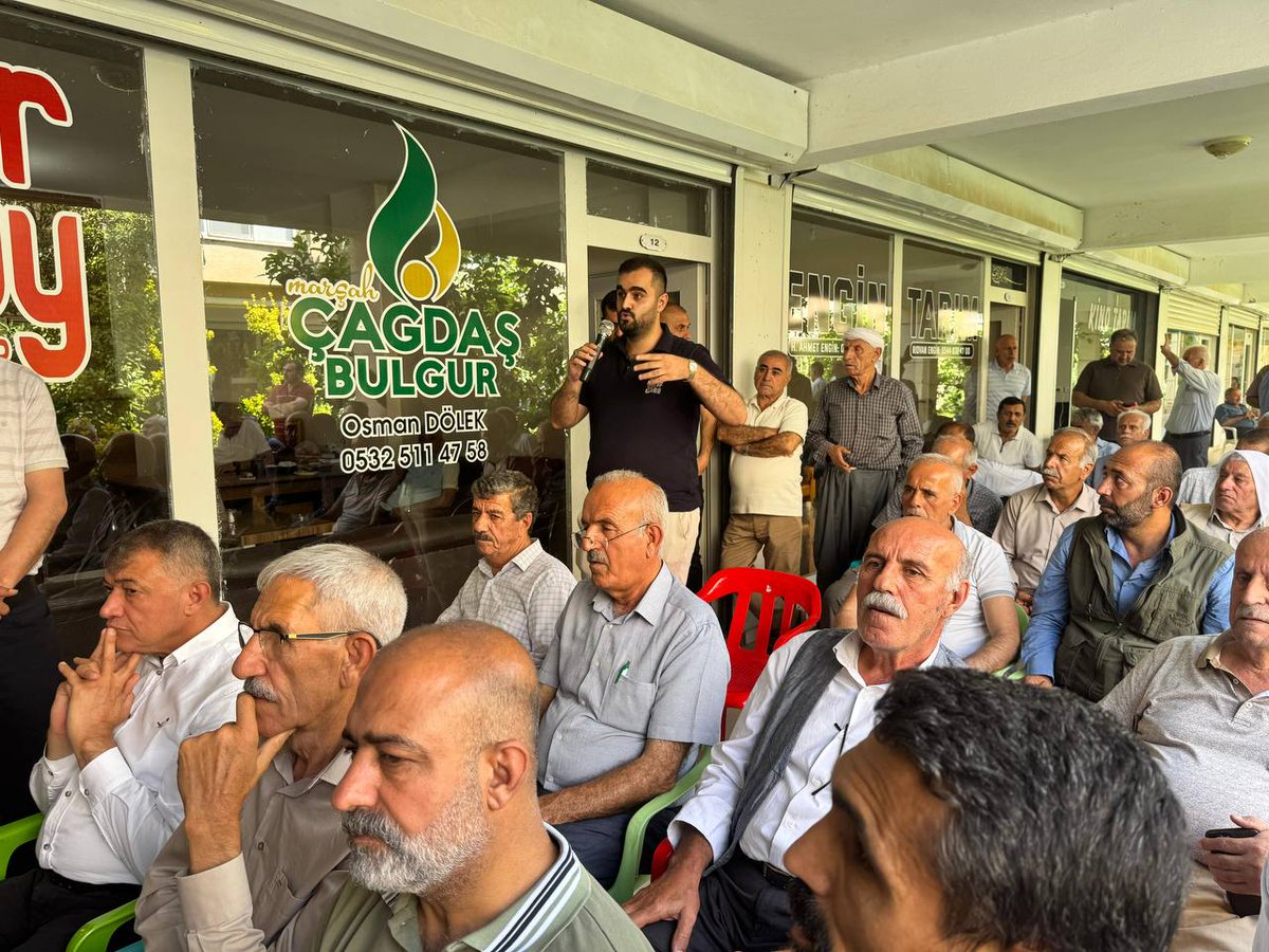 cigdemkilicgun's tweet photo. Roja hîrêyin a têleweameyîşanê ma yê ebe sarê Mêrdînî de ma Qoser der îme. Ma şîyîme dîyarê esnafê Bazarê Genimî; pers û pêşnîyazê înan gos nayî ser. 

Îqtîdaro ke peştî nêdano berardoxan, biredarîya heqan peyda nêkeno û ebe pîyase têkilîya xo çin a, têyna neçarîye rê xizmet keno. 

*** 

Mêrdîn halkıyla yaptığımız buluşmaların üçüncü gününde Qoser'deyiz. Buğday Pazarı esnafını ziyaret ettik; soru ve önerilerini dinledik. 

Üreticiyi desteklemeyen, fiyat istikrarını sağlamayan ve piyasayla bağı kopan bir iktidar, sadece çaresizliğe hizmet eder.