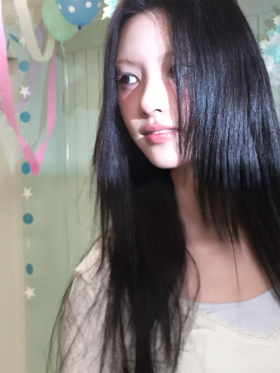 theillitnews_'s tweet photo. YUNAH stuns in her newly shared photos on Instagram!

#ILLIT #아일릿 #YUNAH #윤아 https://t.co/3iJ6OdaE2C