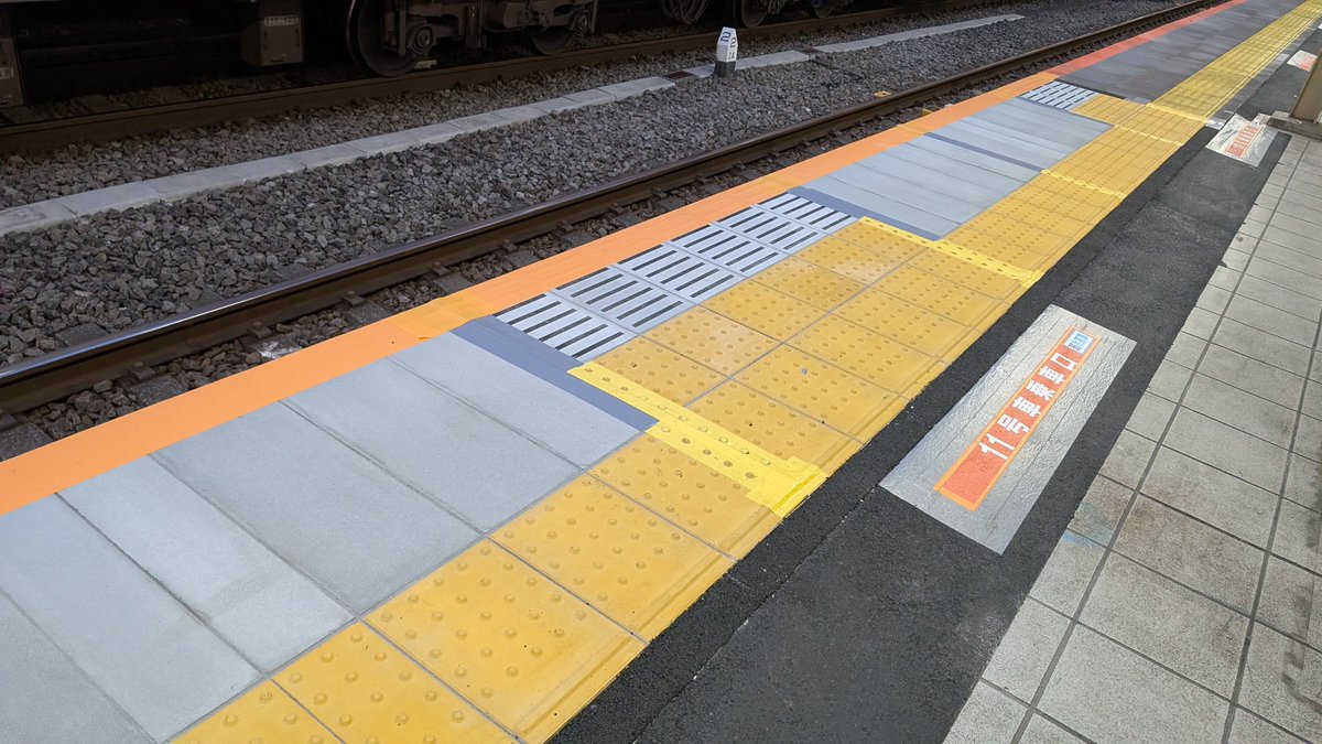 yoika_fd's tweet photo. 三鷹駅　中央線快速
ホームドア整備工事進捗

#4≫笠石復元
11号車・7号車付近から笠石復元開始

#6≫覆工
橋を通過し順調に覆工が進行

国分寺は遅延しているなか、三鷹は9月までの予定だが果たして間に合うのか https://t.co/VGTNs8REVa