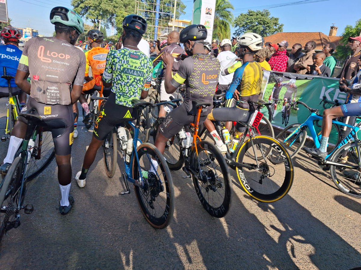 Kev_Kipchiiz's tweet photo. Kericho Classic Race starting line was a whole exhibition..rivals on Factors and Giants bikes full carbon.
Mine? Low-end special,steel cable engineering, zip ties, and pure vibes holding it together.😅
Tbh I had a great experience and enjoyed the ride.Thank you @GreenHrtChamps https://t.co/gnn9cg9c1x