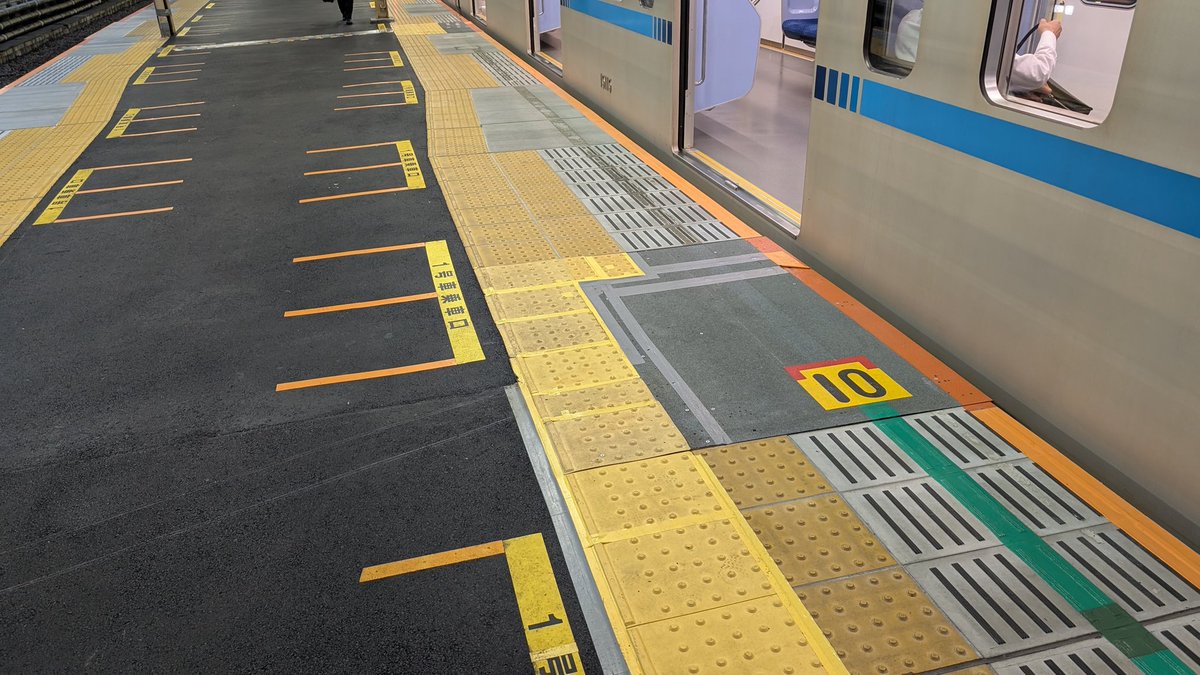 yoika_fd's tweet photo. 三鷹駅　中央線各駅停車
ホームドア整備工事進捗

固定柵増加、残りは諸(制御盤)のはずなのでこれで増設は完了

2番線側の復元できてなかった箇所はどうやらEXPJ(エキスパンションジョイント)部のようで… https://t.co/XFuvE8jIYN