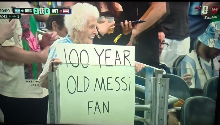Dubeson77's tweet photo. Messi had a 100yr old fan at the stadium. https://t.co/qvrgD7uFOz