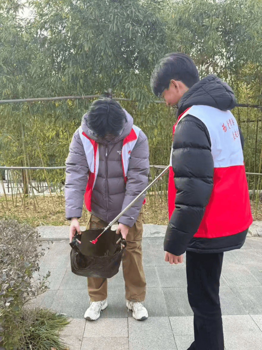 ZXd7z5tbcfFSIVT's tweet photo. [Join our environmental club’s park cleanup this Saturday! Meet at City Park entrance at 9 AM. Gloves u0026 bags provided. Let’s keep our city green—sign up via link in bio!] https://t.co/7UvB1zHFlO