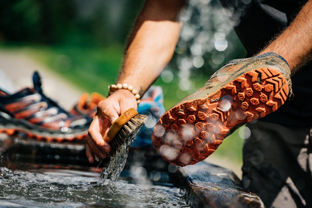 wandelnet's tweet photo. Wil je langer plezier hebben van je wandelschoenen? 🥾 Goed onderhoud maakt het verschil. LOWA deelt een handig stappenplan om je schoenen in topconditie te houden.👉https://t.co/3Xnqd62erN

#wandelen #wandelschoenen #onderhoud https://t.co/b6sn4CXakl