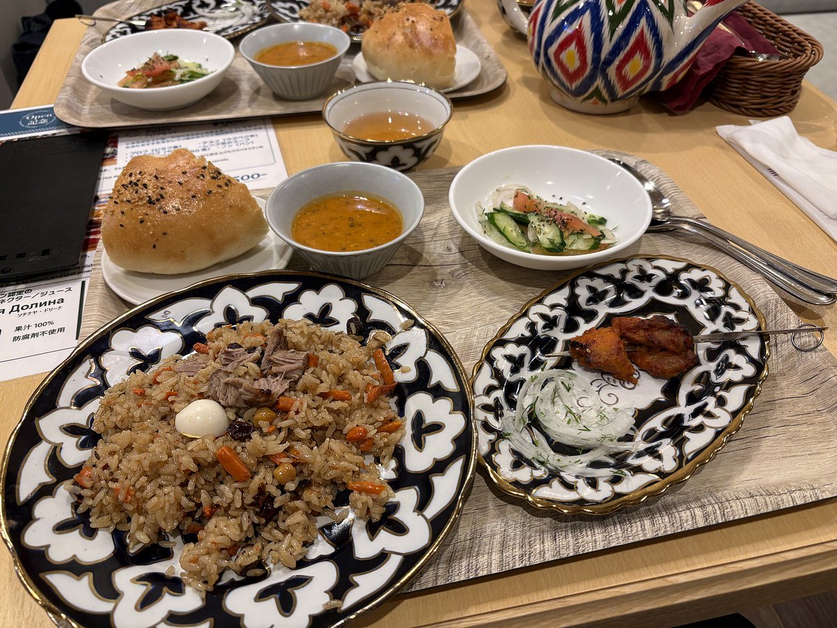 mm_gaa's tweet photo. 昼飯は「ウズベキスタンハウス」＠立町へ。いま”プロフセット”が特別料金980円ということなので、それにしました。プロフ（ピラフ風炊き込みご飯）、シャカロブ（サラダ）、チキンシャシリク（BBQ）、レンズ豆のスープ、ノン（パン）、チョイ（ウズベク茶）のセット、ウズベキスタン料理の入門編という感じでしょうか。プロフはジャンバラヤのような味で、チキンシャシリクはタンドーリチキンのような味ですね。どれも味しく頂きました。