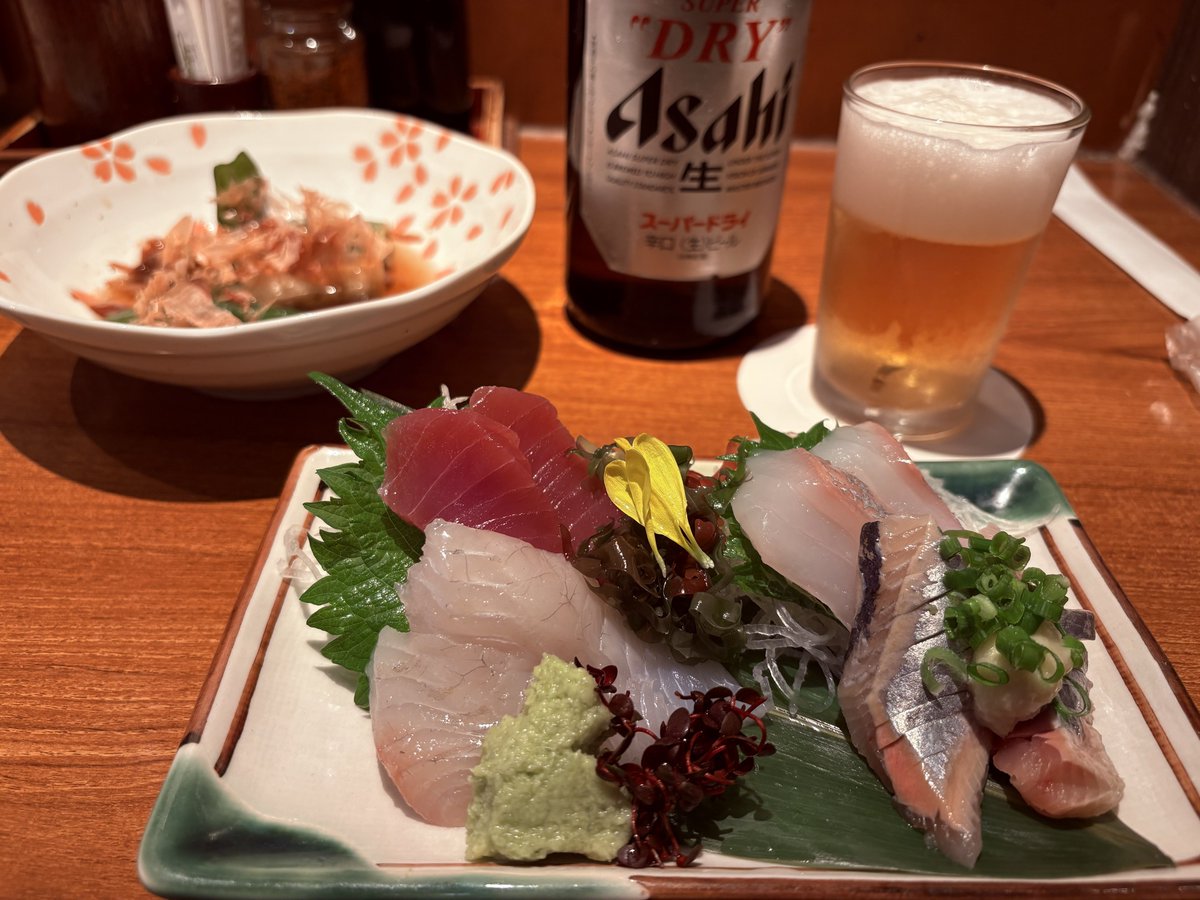 squn_'s tweet photo. 気持ちが疲れてきたからよく母と来ていた居酒屋に来た

母のこと伝えたらグラスと瓶ビール用意してくれて泣きそうになっている三十路おじさん https://t.co/JWFtSUUyhy