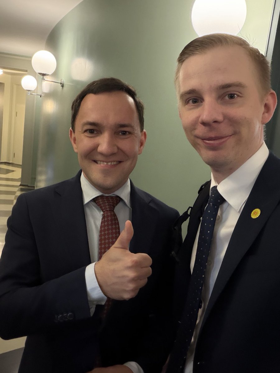 BergbomMiko's tweet photo. Eduskunta antoi luottamuksen ministeri @willerydman toiminnalle, RKP:n pelleilystä huolimatta.

Rälssiltä on syytä leikata enemmän ja hupenevat rahat ohjata niille, jotka tekevät tärkeää työtä suomalaisten terveyden edistämisen parissa. 

Sekös eräitä kiukuttaa, kun suojatyöpaikat uhattuna.