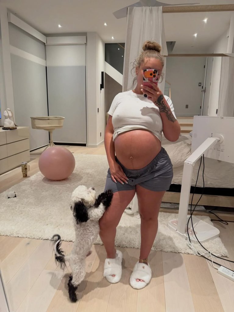 ComfortLolaa's tweet photo. The beautiful journey into motherhood 😍 https://t.co/cZaCIgrxbF
