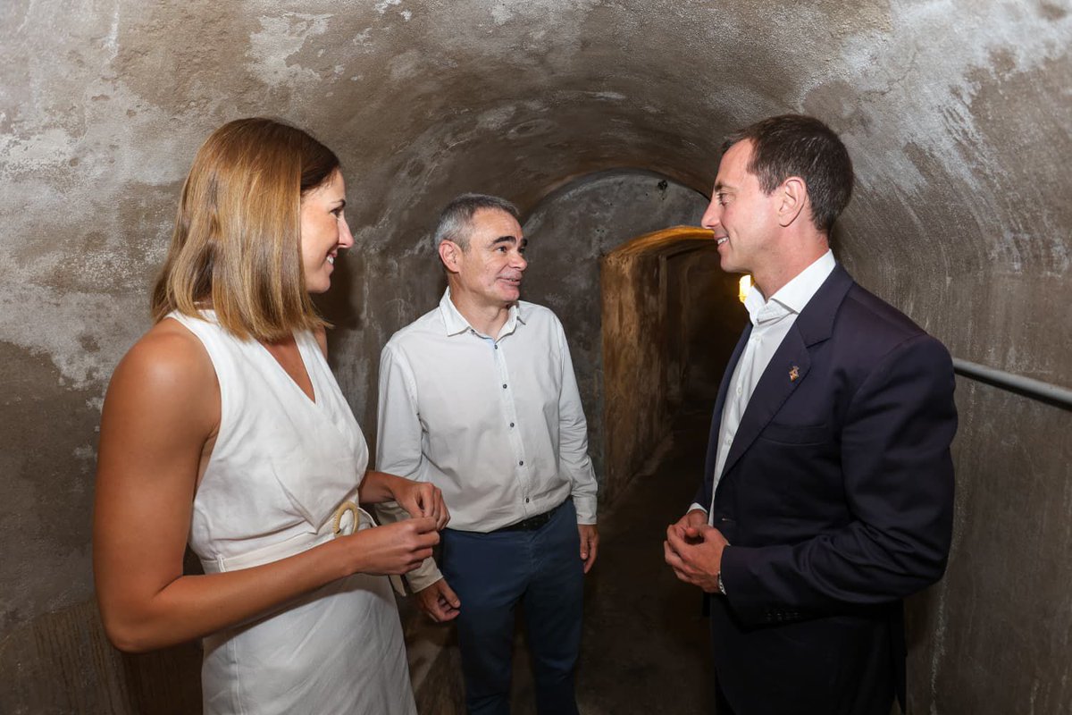 ConselldeMca's tweet photo. 🔵El Consell inicia la catalogació de 33 refugis antiaeris de la Guerra Civil

La Comissió Insular de Patrimoni Històric ha donat llum verda al primer pas per crear el Catàleg Insular de Refugis Antiaeris de Mallorca

➡️https://t.co/ICEfkGKorU https://t.co/f2OkJjBvWI