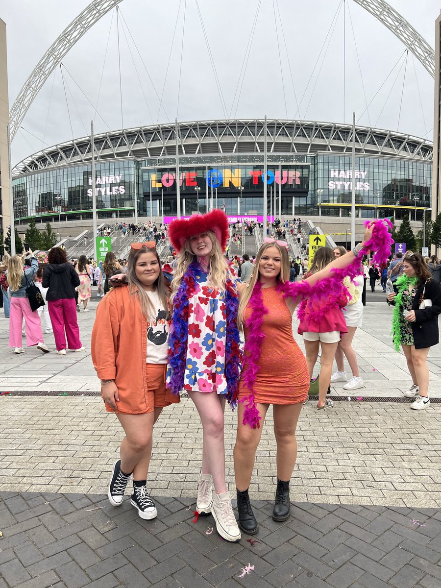 Beckyy_Jones's tweet photo. Hi @HSHQ, we woke up this morning and decided to come to the show tonight so are driving down from Manchester and back up in a day (yes we might be a lil crazy 😅)! HS at Wembley is our lil summer tradition so we would loveeee to be considered as tonight’s photographers 🥹🙏🏼💋🪩 https://t.co/3JvBxPAZ8u