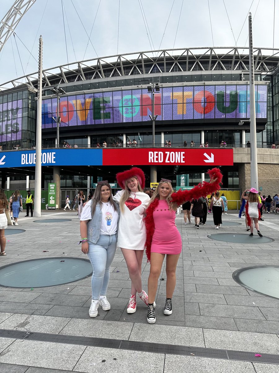 Beckyy_Jones's tweet photo. Hi @HSHQ, we woke up this morning and decided to come to the show tonight so are driving down from Manchester and back up in a day (yes we might be a lil crazy 😅)! HS at Wembley is our lil summer tradition so we would loveeee to be considered as tonight’s photographers 🥹🙏🏼💋🪩 https://t.co/3JvBxPAZ8u
