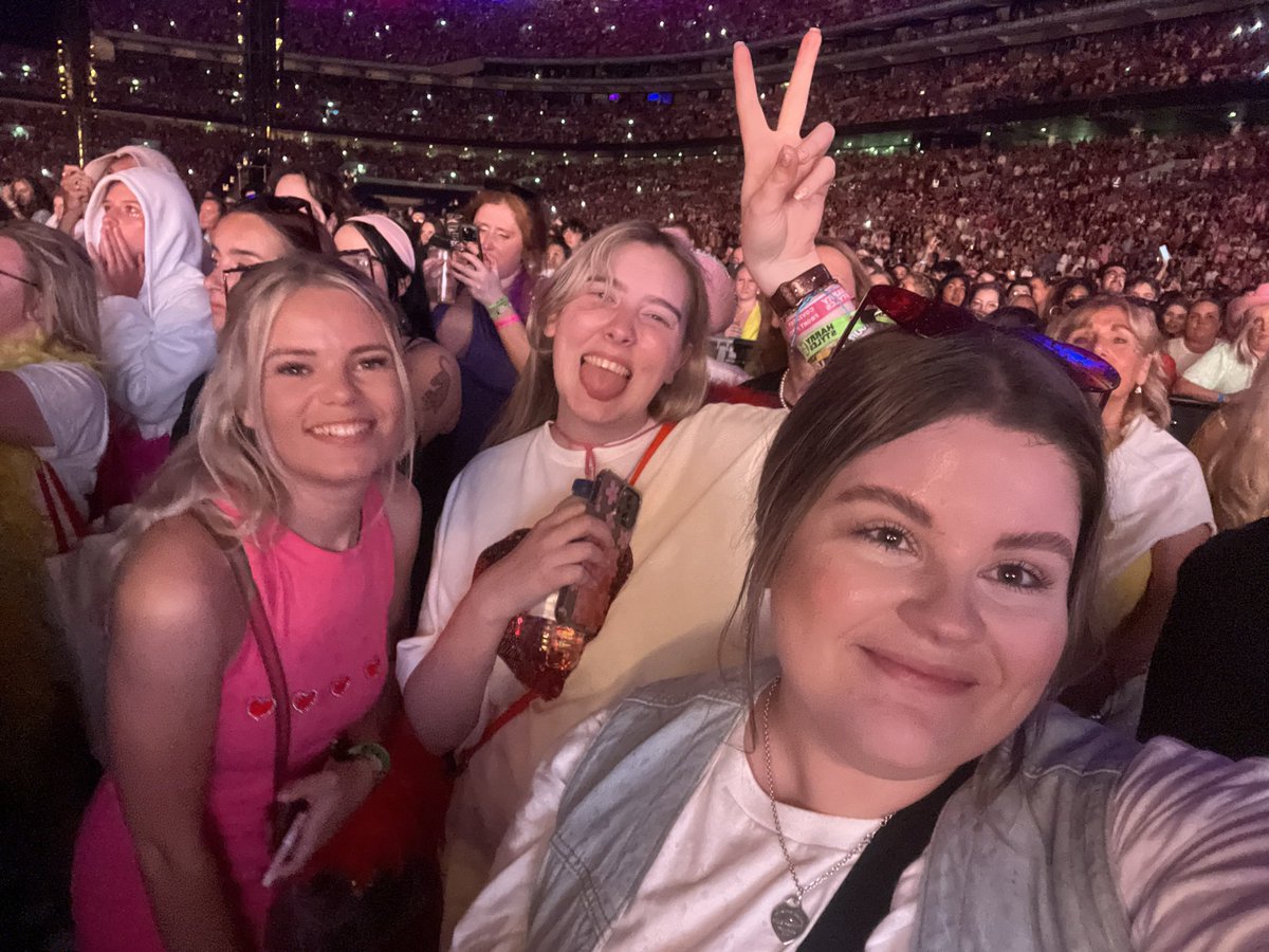 Beckyy_Jones's tweet photo. Hi @HSHQ, we woke up this morning and decided to come to the show tonight so are driving down from Manchester and back up in a day (yes we might be a lil crazy 😅)! HS at Wembley is our lil summer tradition so we would loveeee to be considered as tonight’s photographers 🥹🙏🏼💋🪩 https://t.co/3JvBxPAZ8u