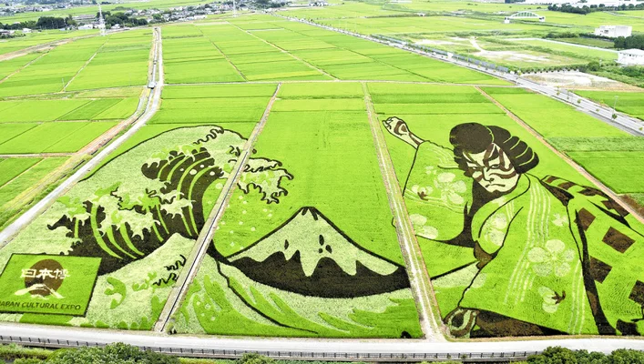 ad_kyun's tweet photo. 2026年カンヌライオンズGrandPrixまとめスレッド
【OUTDOOR部門】
FIELD BARCODE

-背景
南米最大のECサイトであるMercado Livreは、Pacaembu Stadiumの命名権を取得。新しい名前を誰もがすぐ認識できるようにするため、ファン、カメラ、放送関係者が必ず見ている場所であるピッチに注目。
-アイデア
伝統的な芝のライン模様に手を加えフィールドを104メートルのバーコードに変えた。AIによるパターン認識によって、どの角度からでも、メディア越しでも一部だけでもスキャン可能になり、ECサイトの25%OFFクーポンを獲得できるように。

直感的に青森県の田んぼアートやゴールデンカムイの雪原アートを思い出しました。デカいものをキャンバスにしてみる。人間は本能的にデカいものに惹かれてしまうのかも。