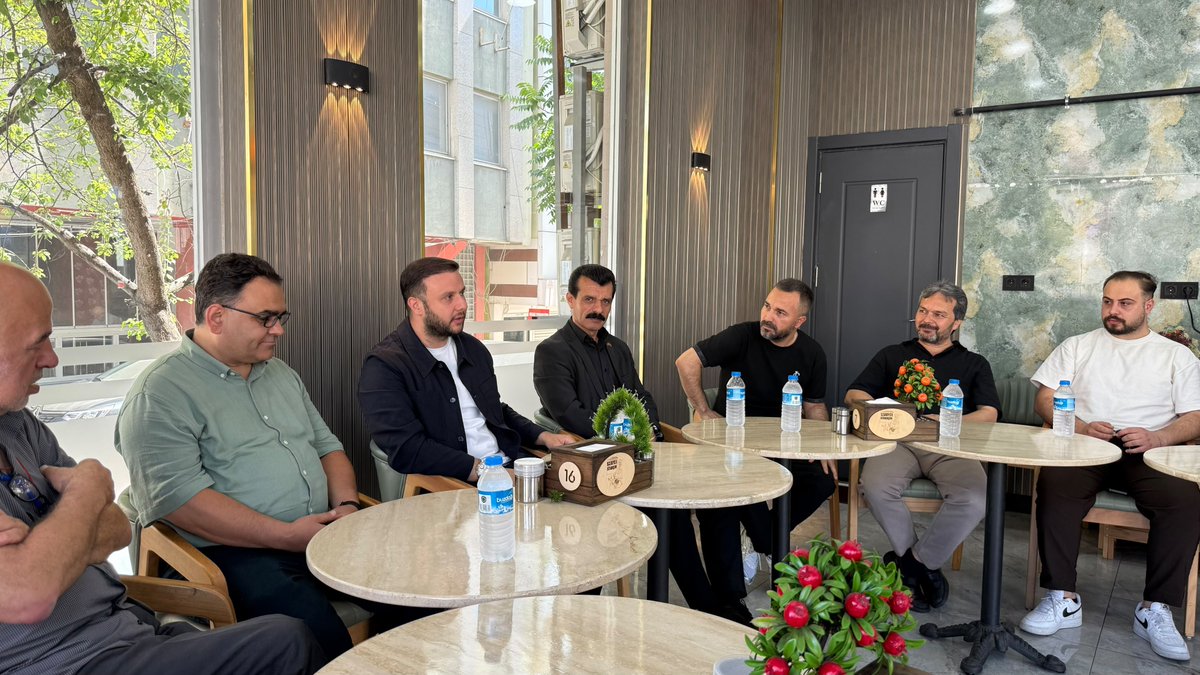 eminkaankaya's tweet photo. Halkalı Bölgesi’nde faaliyet gösteren kuaför esnaflarımızla bir araya gelerek sektörün taleplerini, beklentilerini ve çözüm önerilerini istişare ettik.

Esnafımızın görüşlerini dinlemek, karşılaştıkları sorunlara ortak akılla çözüm üretmek ve her zaman yanlarında olduğumuzu göstermek bizim için büyük önem taşıyor. Üreten, istihdam sağlayan ve ilçemizin ekonomisine katkı sunan tüm esnaflarımızın yanında olmaya devam edeceğiz.

Nazik ev sahiplikleri ve samimi sohbetleri için Kuaförler Birliği Platformu yöneticilerine ve kıymetli esnaflarımıza teşekkür ediyor, çalışmalarında kolaylıklar diliyoruz. 🤝🇹🇷