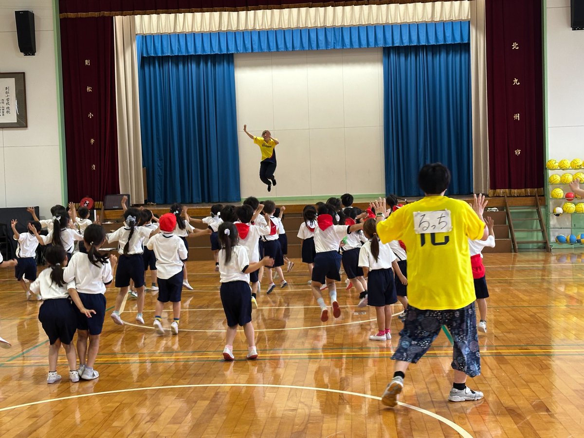 kicpac's tweet photo. #ｷﾀQｱｰﾃｨｽﾄふれあい
R8年度 最初のアウトリーチは、ギラヴァンツ北九州×劇場が制作した応援ダンス「#ギラダンス」
#乗松薫 さん（太めパフォーマンス）、#今村貴子 さん（イマ☆タカDanceFamily）と、則松小学校へ行ってきました！
対象はぴっかぴかの1年生✨一生懸命に踊ってくれました👍 https://t.co/bT1wEMNahs