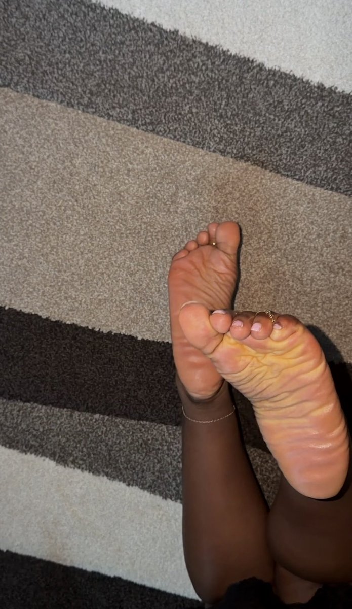 softsugarsteps's tweet photo. good morning ☀️ 👣✨ #footfetish #prettyfeet #toering #prettytoes https://t.co/uIGpzwtb6A