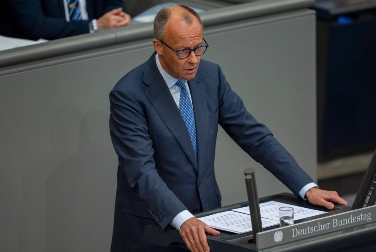 RealSHIRA's tweet photo. Die neue Renten-Reform – oder: Wie Merz und Bas den Bürgern das letzte bisschen Eigenverantwortung aus der Tasche ziehen.

Die Bundesregierung hat die Vorschläge der Rentenkommission in voller Gänze übernommen. Ein „Gesamtkunstwerk“ aus 33 Maßnahmen, wie es die SPD-Co-Chefin Bas nennt. Die Kernidee: eine verpflichtende Kapitalrente. Die Beiträge werden um bis zu zwei Prozentpunkte erhöht – zusätzlich zu der ohnehin erwarteten Steigerung auf 19,9 Prozent bis 2028.

Das klingt nach Vorsorge. Ist es aber nicht. Denn die Bürger haben kein Mitspracherecht, wie ihr Geld angelegt wird. Es fließt nicht in individuelle Aktienfonds, sondern in einen staatlichen Topf – den die Bundesregierung nach Gutdünken verwaltet. Die Erfahrung lehrt: Wer immer die Hand auf fremdes Geld legt, wird irgendwann schwach. Die Politiker versprechen heute Rentenplus – und morgen wird umgeschichtet, wenn die Kassen leer sind.

Was die Reform wirklich bedeutet:

· Kapitalrente: Die Beiträge steigen, der Staat investiert – aber nicht nach Ihren Wünschen.
· Nachhaltigkeitsfaktor: Rentensteigerungen werden gedämpft. Ein schönes Wort für: Sie bekommen weniger.
· Rentenalter: Es steigt über 67 hinaus. Wer vor 64 in Rente will, muss mit Abschlägen rechnen – oder bleibt ganz draußen.
· Beitragszahler: Auch Selbstständige und Politiker sollen einzahlen – aber Beamte nicht. Typisch.

Das Spiel der Politik: Die Arbeitgeber warnen vor einer Mehrbelastung von 40 Milliarden Euro, die Gewerkschaften kritisieren das Aus für die Rente mit 63 – aber die Regierung drückt das Paket durch. Warum? Weil sie die Kontrolle über das Geld der Bürger behalten will. Wer selbst vorsorgt, ist unabhängig. Das passt nicht ins System.

‼️Die Bundesregierung lässt die Bürger nicht freiwillig in Aktien investieren, weil sie Angst vor mündigen Bürgern hat. Also nimmt sie das Geld, verwaltet es – und wenn die Rendite ausbleibt, sind wieder die Steuerzahler die Dummen.

#Rentenreform #Kapitalrente #Merz #Bas #Steuerdiebstahl #Systemversagen #Altersvorsorge #Staatskasse
