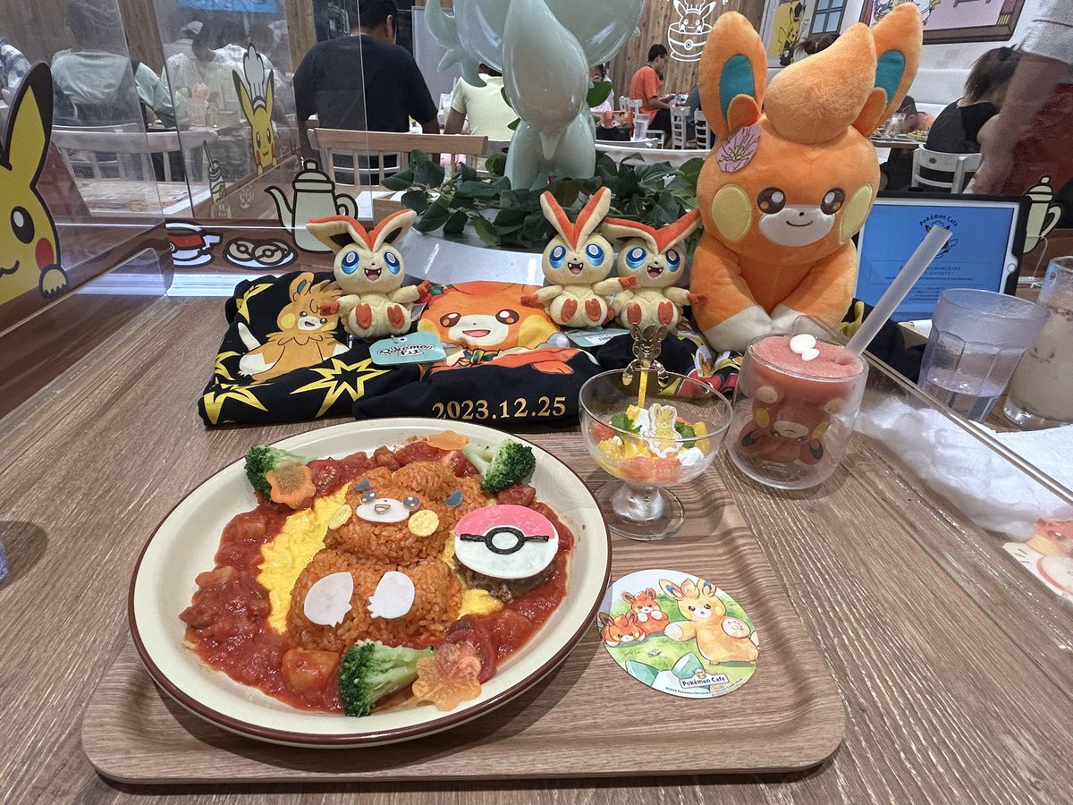 vuivui_pokenui's tweet photo. パモティニパーティのご様子♪パモちゃん大きいねぇ♪
ビクティニたちはパモとパーモットのtシャツの上に乗ってるね。

#パモ
#ビクティニ
#ぬい撮り
#ポケぬいカフェ部
#ぬい活
#ポケ活 https://t.co/U0Hsbg4mrs