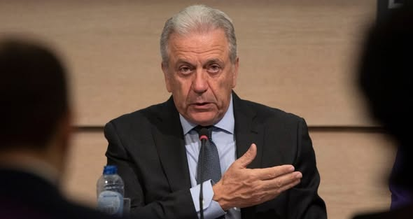 steliosdikigor1's tweet photo. Η Ν.Δ. ΒΟΥΛΙΑΖΕΙ ΣΤΗ ΔΙΑΦΘΟΡΑ !
Είναι αυτή, που μας κυβερνά ! Και που νέα τετραετία μας ζητά !Η Βέλγικη Εισαγγελία έχει εκδώσει ένταλμα σύλληψης τουΔ.Αβραμόπουλου, για ξέπλυμα βρώμικου χρήματος!Η δε ελληνική δικαιοσύνη επέβαλε στην Ασημακοπούλου ποινή φυλάκισης 20 μηνών! https://t.co/ChkrC9HcP5
