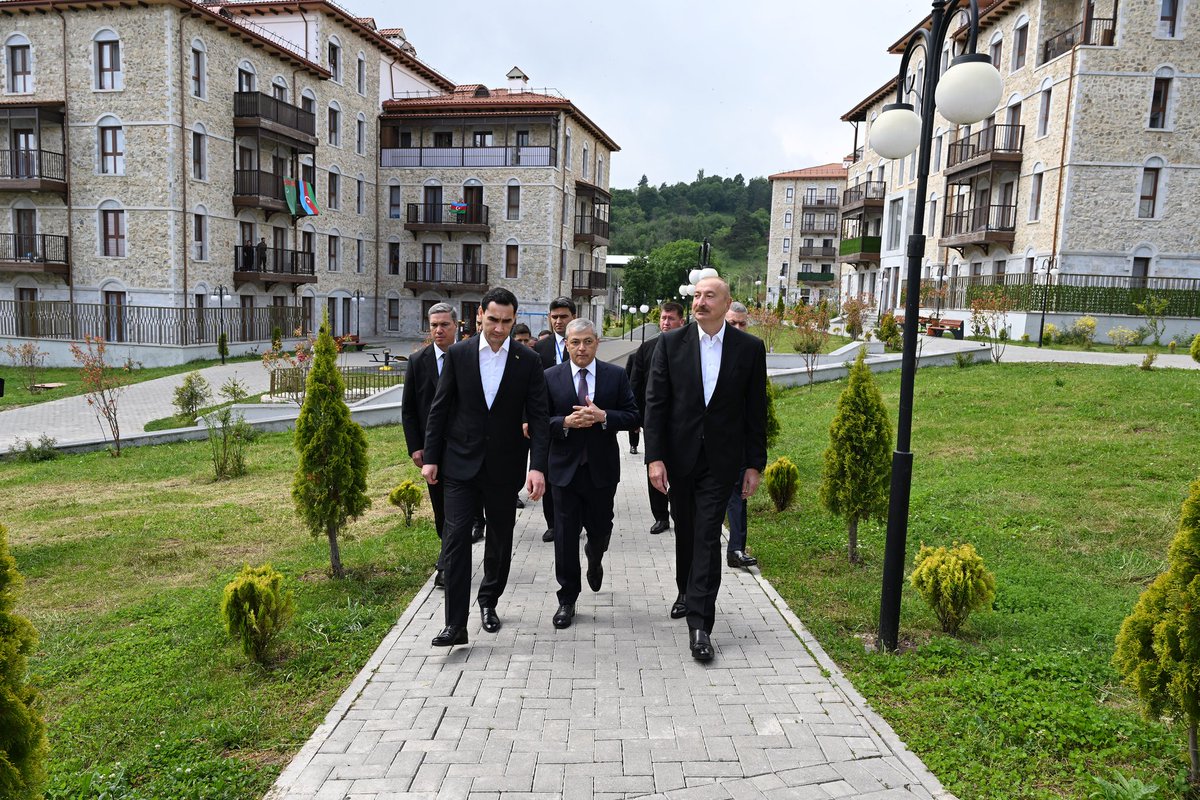 YAP_1992's tweet photo. Prezident İlham Əliyev və Sərdar Berdiməhəmmədov Şuşa şəhərində inşa edilmiş birinci yaşayış kompleksində olublar.

https://t.co/H5lLmPcu8X https://t.co/uxPXOaJp8P