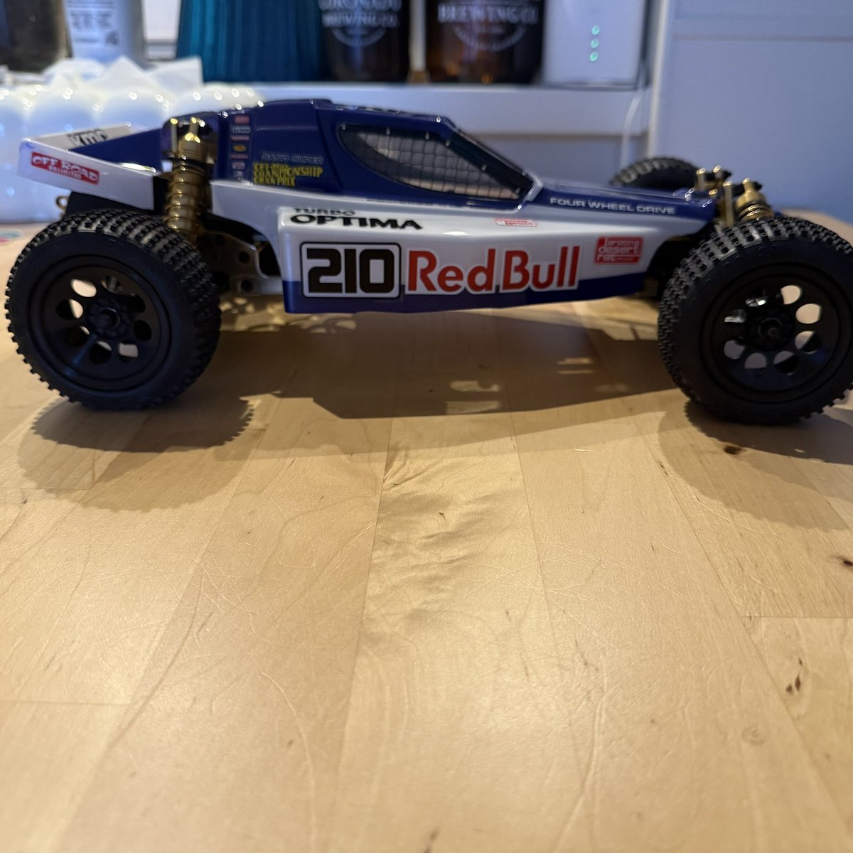 brownkuma74's tweet photo. ターボオプティマボディ完成。
結局前に所有してた時と同じデカールを使って色違いにしただけ。
これはコレで気に入ってマス。
あとはドライバーだけー。
#京商 #turbooptima https://t.co/rW7wuKPOfc