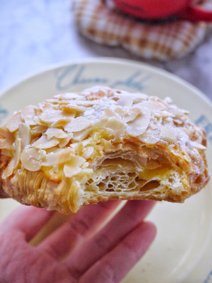 top_vector's tweet photo. Nothing beats a warm, buttery croissant paired with iced latte on a lazy weekend morning https://t.co/BKYad4dpZI