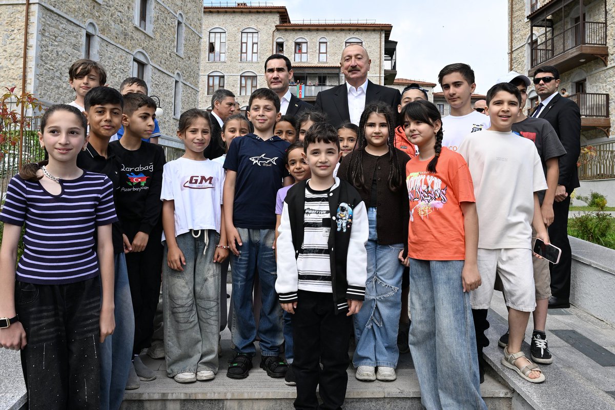 YAP_1992's tweet photo. Prezident İlham Əliyev və Sərdar Berdiməhəmmədov Şuşa şəhərində inşa edilmiş birinci yaşayış kompleksində olublar.

https://t.co/H5lLmPcu8X https://t.co/uxPXOaJp8P