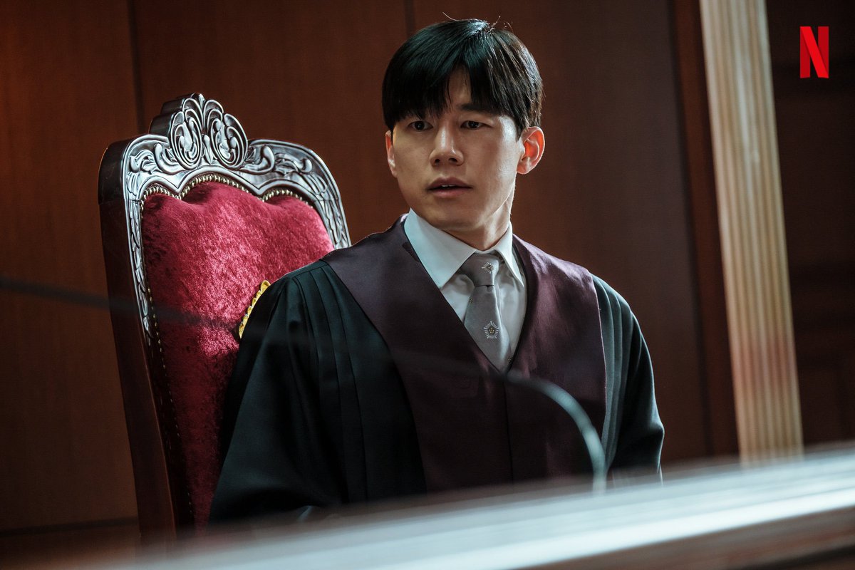 jeongjeonginuna's tweet photo. Fix ijazah Kim Moo-yeol ditahan Netflix!
Semua profesi juga dicobain 😌

Juvenile Justice (2022) - jadi hakim divisi kriminal,
Sweet Home 2 & 3 (2023-2024) - jadi tentara,
Teach You a Lesson (2026) - jadi pengawas BPHP,
First Doctor (TBA) - jadi profesor anestesi di departemen bedah anak.

Juvenile Justice, Teach You a Lesson, & First Doctor sama-sama diproduseri oleh Hong Jong-chan.