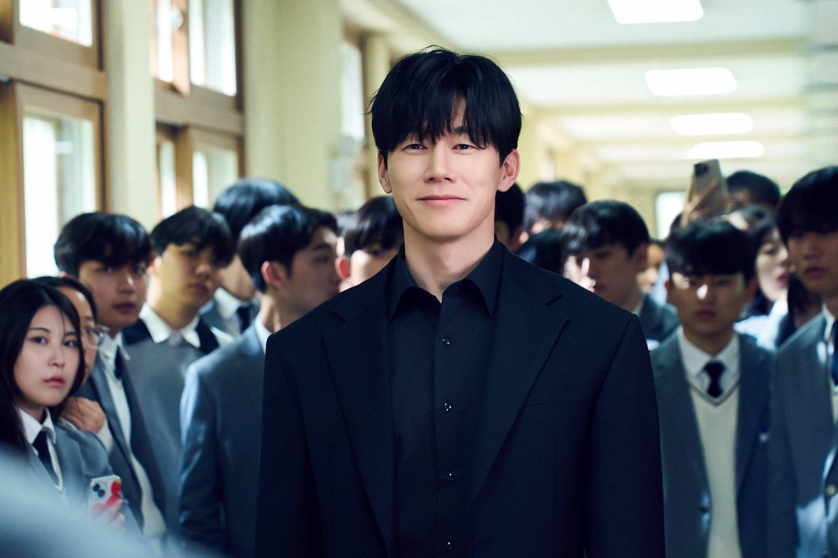 jeongjeonginuna's tweet photo. Fix ijazah Kim Moo-yeol ditahan Netflix!
Semua profesi juga dicobain 😌

Juvenile Justice (2022) - jadi hakim divisi kriminal,
Sweet Home 2 & 3 (2023-2024) - jadi tentara,
Teach You a Lesson (2026) - jadi pengawas BPHP,
First Doctor (TBA) - jadi profesor anestesi di departemen bedah anak.

Juvenile Justice, Teach You a Lesson, & First Doctor sama-sama diproduseri oleh Hong Jong-chan.