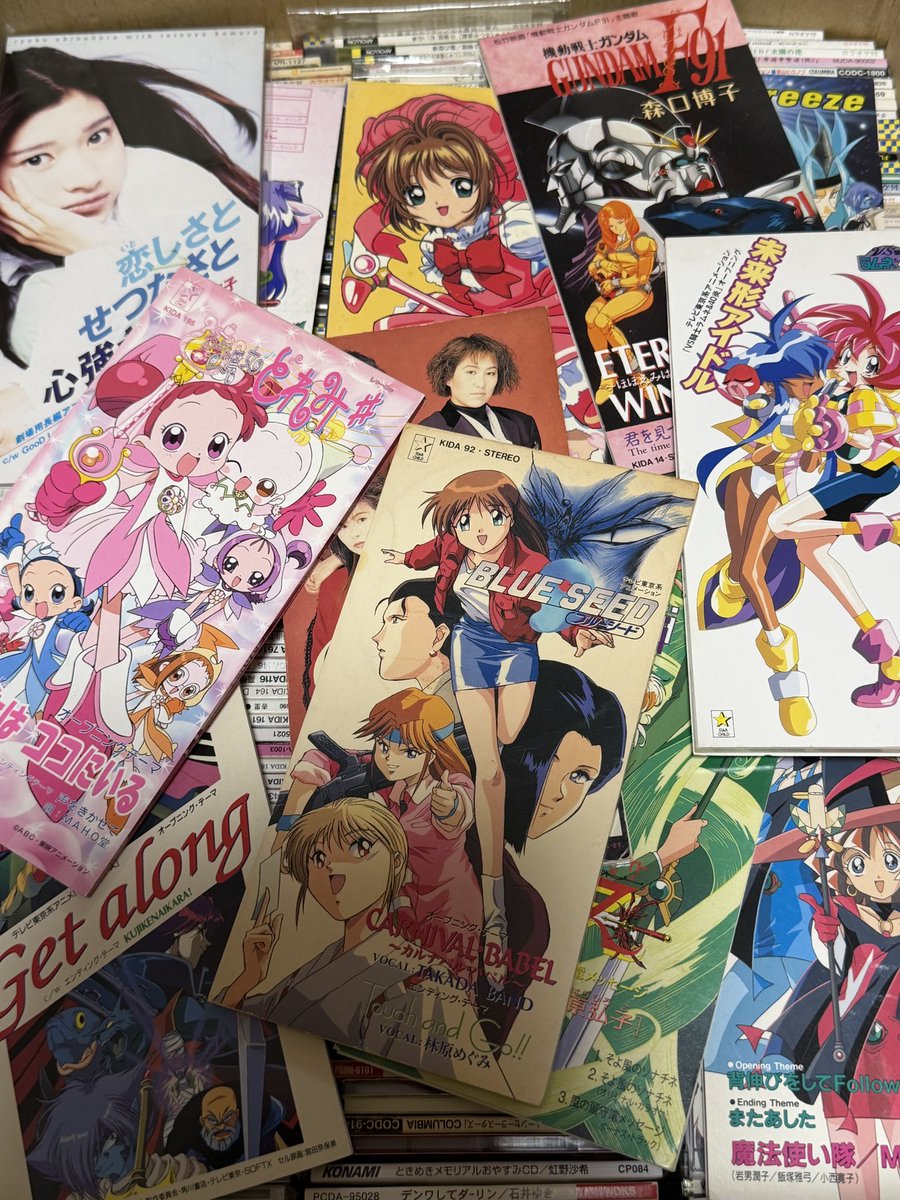fujiyamax's tweet photo. 訳あってアニソンCDシングルを大量に引き取ったのですが大変なことになっています https://t.co/n4nNOh7fI8