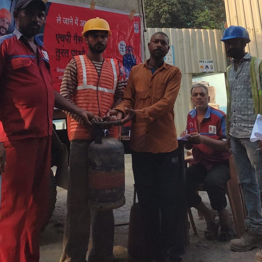 VASHILPGRO's tweet photo. They build our cities. We help power their homes. Appu Cyls makes cooking gas accessible, safe, and convenient for migrant workers—so every hard day's work ends with the warmth of a home-cooked meal. 💙📷Building a better tomorrow. Fueling every home, every dream. #AppuCyls #MigrantSupport #SafeCooking #CleanEnergy #LPGForAll #BuildingDreams #EnergyForEveryHome #HPGas
@hpcl
@HPGAS_HQO