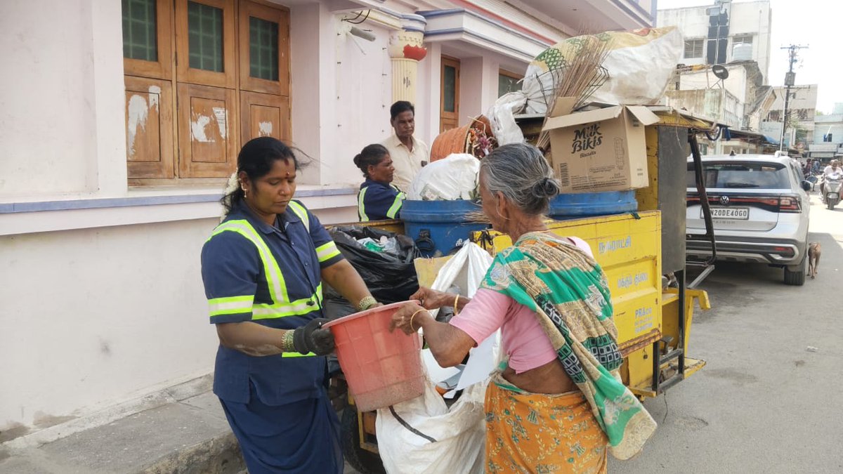 tiruvalur's tweet photo. In Ward No. 1 ,7  Tolgate, Kondamapuram street the public was made aware to separate garbage into four categories and hand it over to the sanitation workers. https://t.co/6tUJos8S14