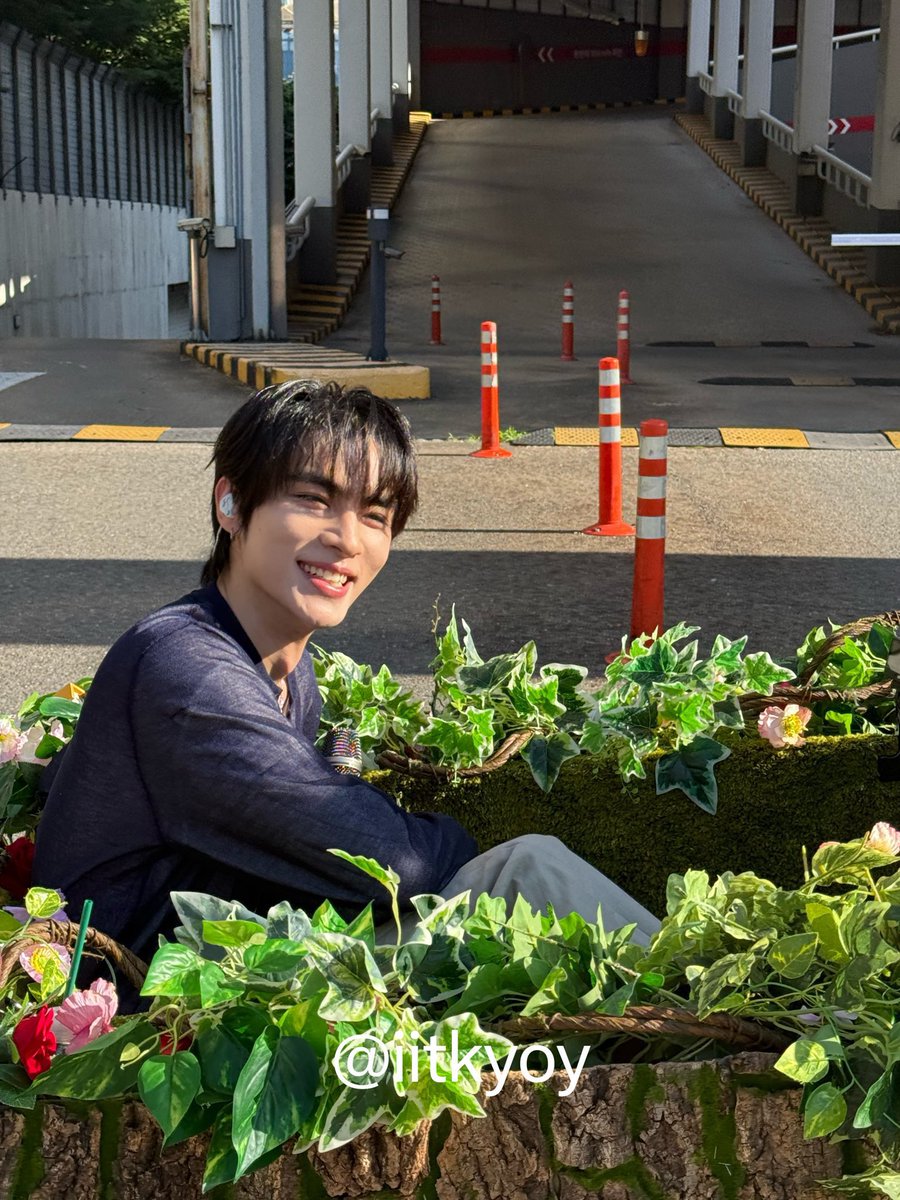 XIAOJUNTEAM's tweet photo. Op spotted Xiaojun in a rear cart while also singing… FOR WHAT CONTENT ?? 

©️iitkyoy 
#XIAOJUN #샤오쥔 #肖俊 https://t.co/Z22CLevs8U