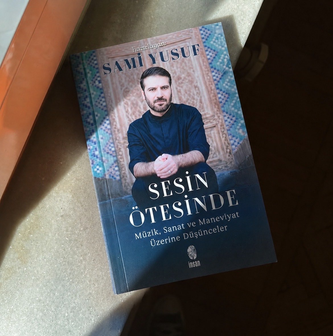 insanyayinlari's tweet photo. Sesin Ötesinde, Sami Yusuf’un sanatçı kimliğini entelektüel ve manevi yönleriyle birleştirdiği; sanatla maneviyatın, kültürle kimliğin iç içe geçtiği, derinliği olan bir eser. Sadece müzikle ilgilenenler için değil; insanın varoluşuna dair soruları olan herkes için düşündürücü ve tatmin edici bir kitap.

#samiyusuf
@SamiYusuf