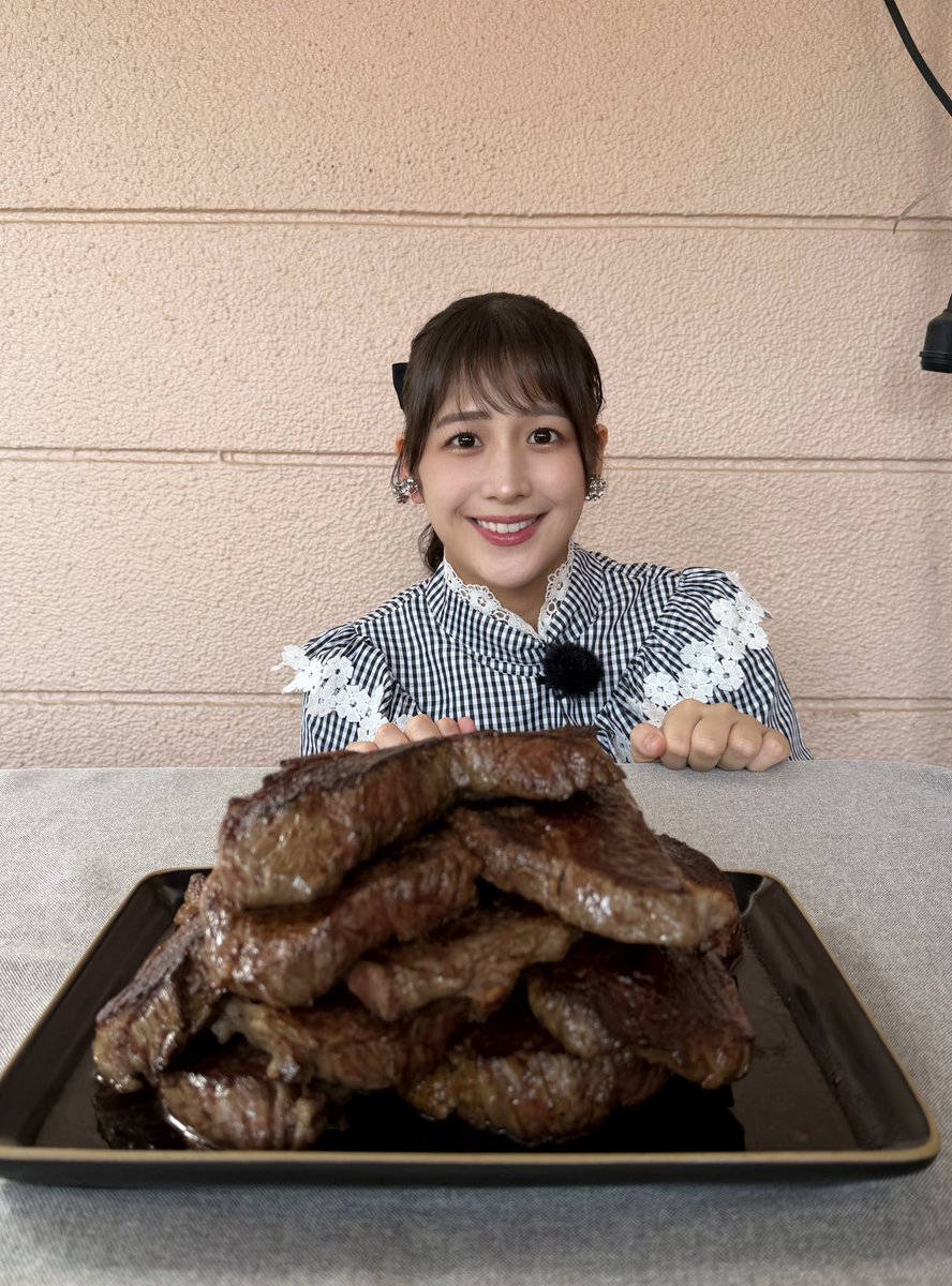 wakana_uehara's tweet photo. 『お肉の宅配 肉市場 全力宣伝部!!』に出演しています！

志田音々さんと一緒に総重量2kgの和牛ステーキを爆食！？🍖🍽️

ぜひご覧ください☺️✨
#JAタウン
https://t.co/0POSWRIYkh https://t.co/4qDpbsaRs7