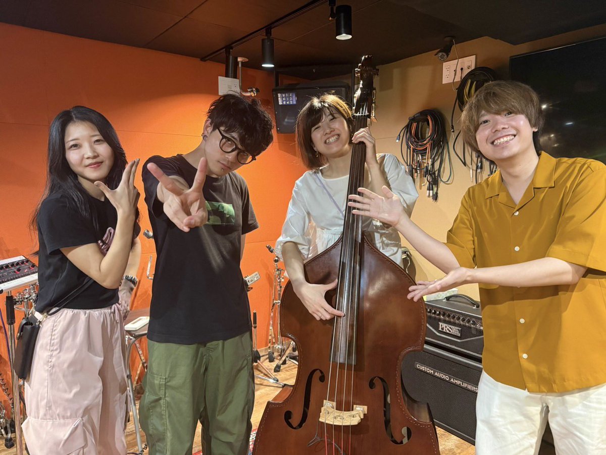truehoneyland's tweet photo. 【活動報告】

本日は、いつもお世話になっているONE HEART MUSICにて2度目のレコーディング！

そして今回は、これまた
いつもお世話になっている今井さんがウッドベースで参加！

グルーヴ感たっぷりのノリノリなサウンドをいただきました🔥

完成がますます楽しみになってきました！🔥🔥🔥 https://t.co/0m4HHihbal