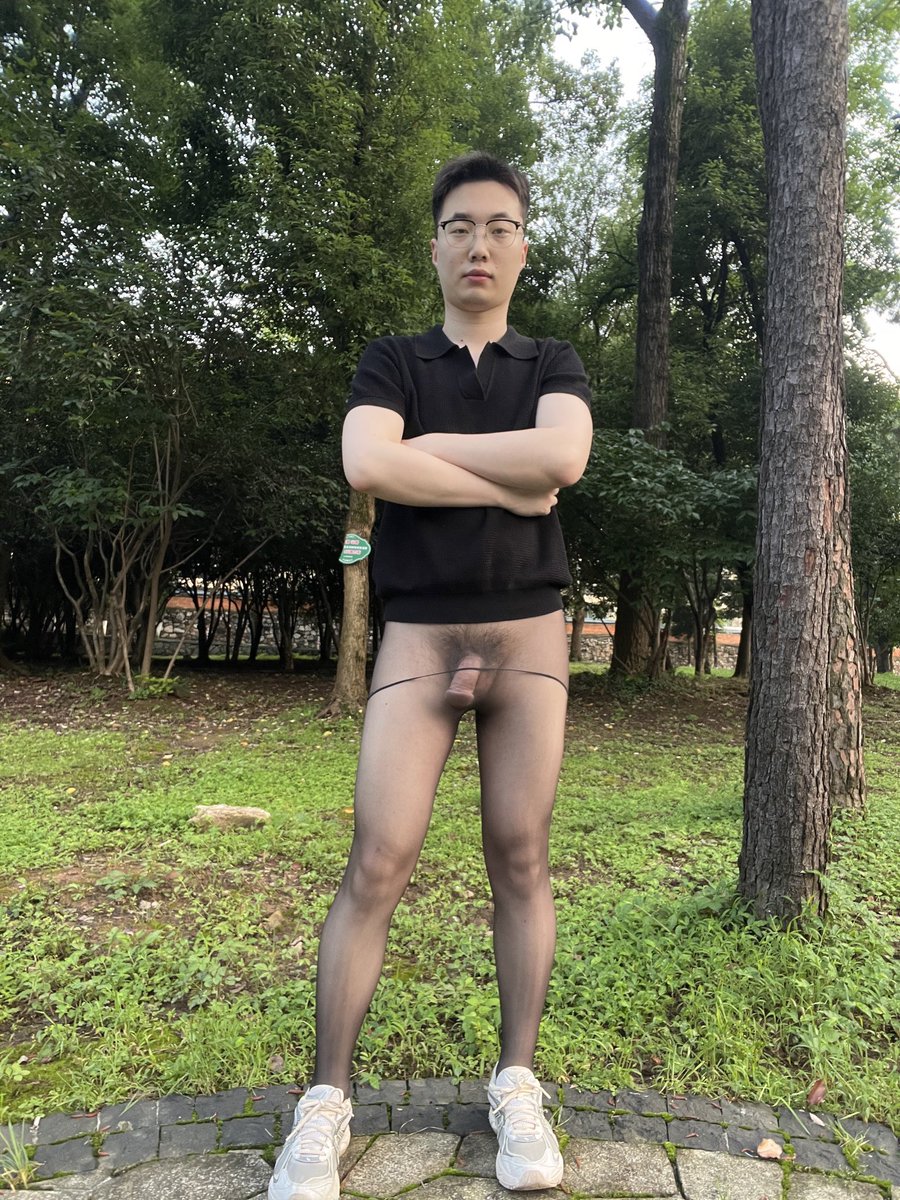 wuke111000's tweet photo. 淫荡变态的丝袜婊子在公园里摆出正经姿势和表情露出，所有人都来保存传播他的照片，让他被所有人都知道 https://t.co/X8IxKYDPYl