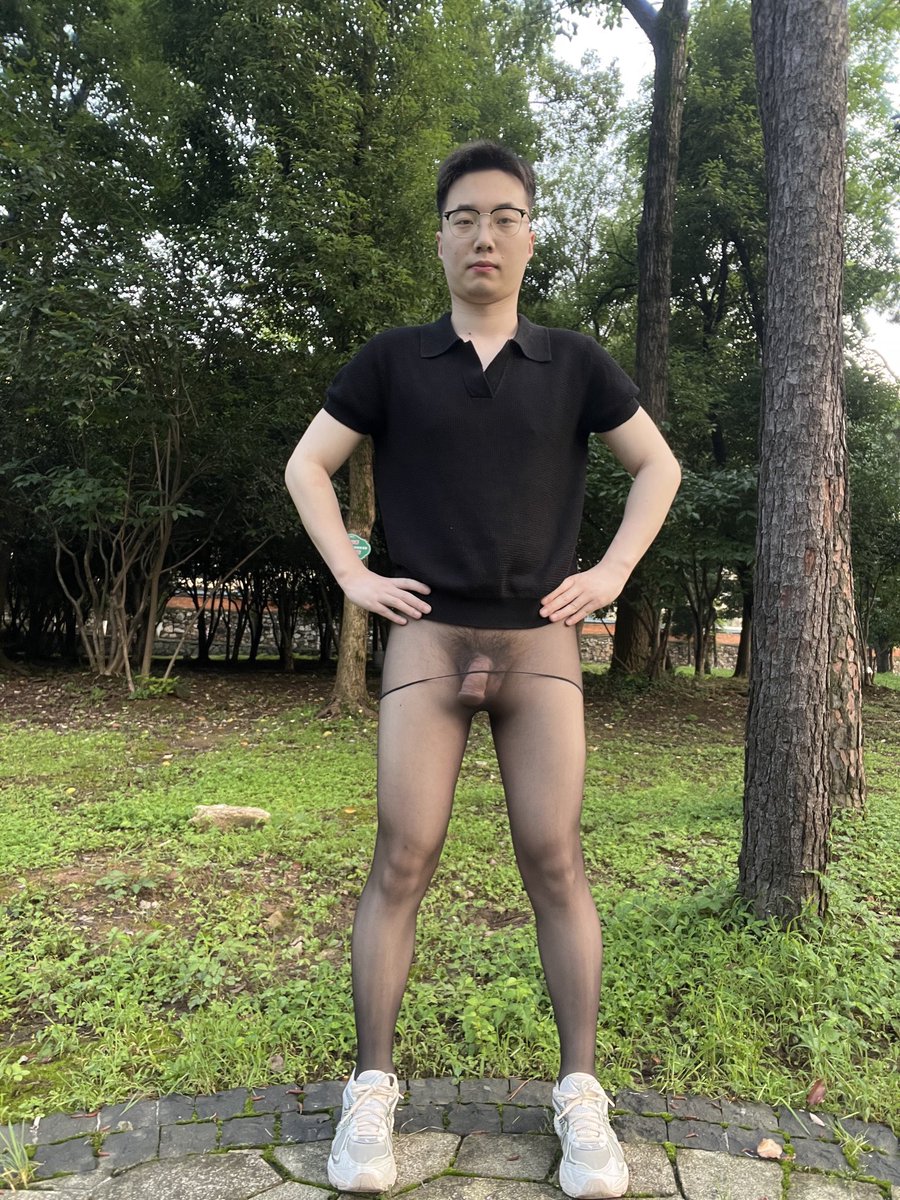 wuke111000's tweet photo. 淫荡变态的丝袜婊子在公园里摆出正经姿势和表情露出，所有人都来保存传播他的照片，让他被所有人都知道 https://t.co/X8IxKYDPYl