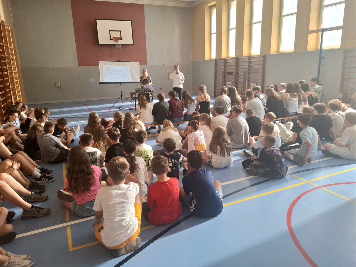 PSSE_RudaSlaska's tweet photo. 🎒☀️ Przed wakacjami odwiedziliśmy SP24 i spotkaliśmy się z uczniami z aż 16 klas! Rozmawialiśmy o uzależnieniach – od ekranów i mediów społecznościowych, przez e-papierosy i woreczki nikotynowe, po alkohol i nowe narkotyki. Były też alkogogle i narkogogle! 👓💙 https://t.co/HRZIpCiGiq