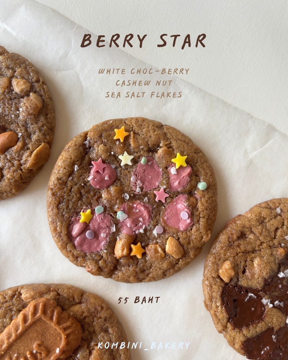 kombini_bakery's tweet photo. Berry Star 🍓⭐️

รสชาตินี้เราใช้ ruby chocolate เป็นช็อคโกแลตที่มีความเปรี้ยวอ่อนๆคล้ายกับเบอรรี่ และมีความหวานละมุน อยากให้ทุกคนได้ลองความอร่อยนี้🥺💖 

#คุกกี้ #ชุมชนขนมหวาน #ขนมโฮมเมด #ขนมพร้อมส่ง @aroii #อร่อยบอกต่อ https://t.co/BLBcJrTbJR