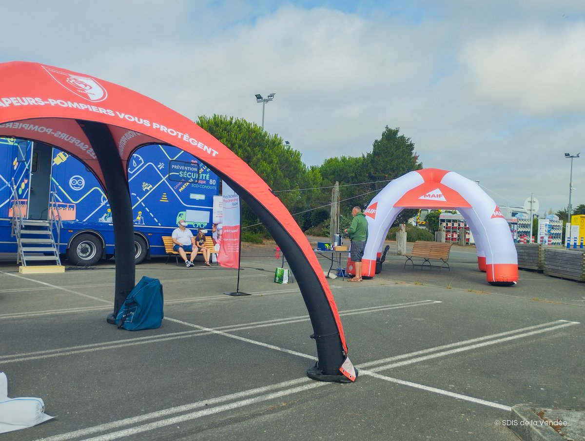 SDIS85's tweet photo. 🚲 Samedi, les sapeurs-pompiers de la Vendée, @MAIF et @RoutePlusSure étaient présents sur le parking d’@intermarche à La Guérinière afin de sensibiliser les cyclistes aux risques à vélo.
🤝 Des ateliers de sensibilisation ont ainsi été proposés à près de 200 cyclistes. https://t.co/XF5Pvn6C78