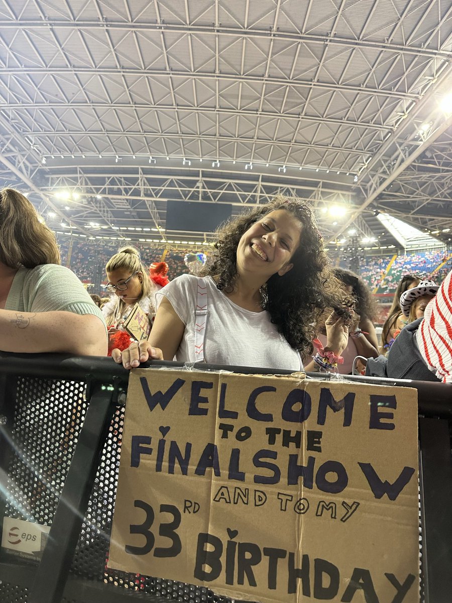 VeronicaChetta's tweet photo. Hey @HSHQ today is gonna be the third birthday that I spend with you, it would mean the world to me to have the chance to be your photographer for the night. Pretty please 😭😭 https://t.co/1t8ZZJlxNF