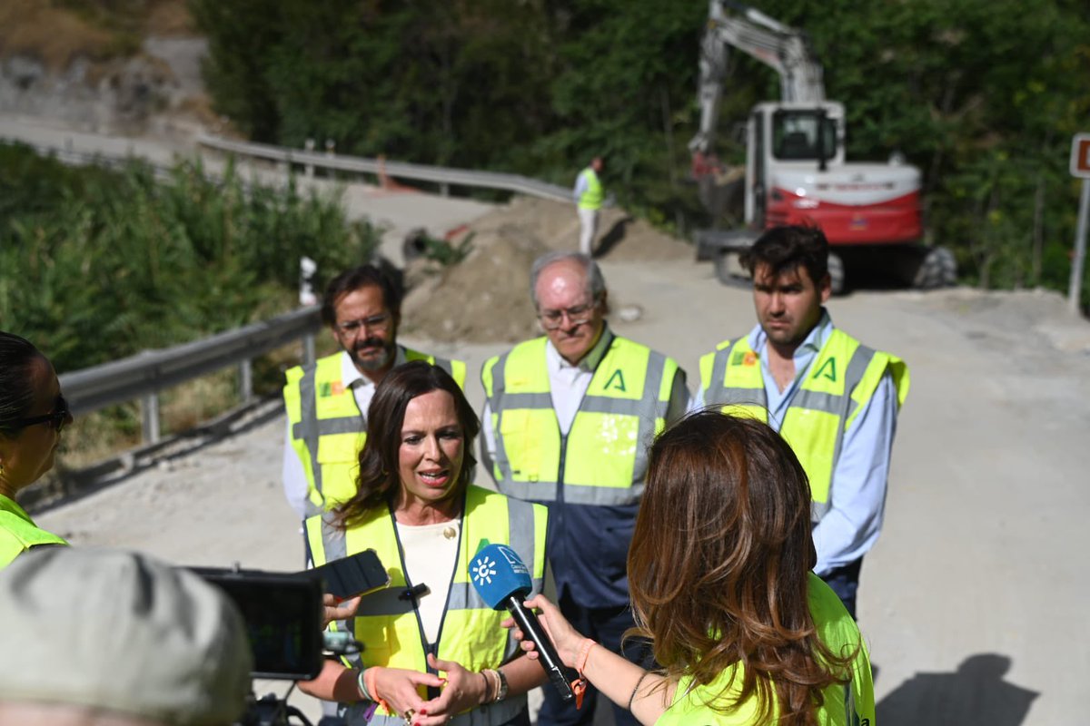 Rocio_DiazJ's tweet photo. En Huétor Santillán hemos comprobado el avance de las obras en la A-4003, donde el Gobierno de @JuanMa_Moreno invierte más de 1,3M€ para mejorar la #seguridadvial y responder a una demanda histórica del municipio.

Seguimos cumpliendo: más inversión y mejores infraestructuras. https://t.co/PhwHygvZf8