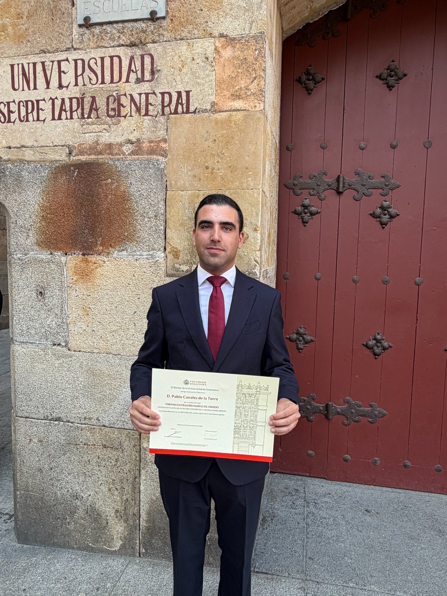 COPAC_Tw's tweet photo. Muy contentos de compartir que Pablo Canales,  colegiado 8050, ha sido galardonado con el Premio Extraordinario de Grado en Piloto de Aviación Comercial de la @usal. Ejemplo de #excelencia así como de la equiparación de nuestra formación con la de otras profesiones. ¡Felicidades! https://t.co/UDqNvk3fQB