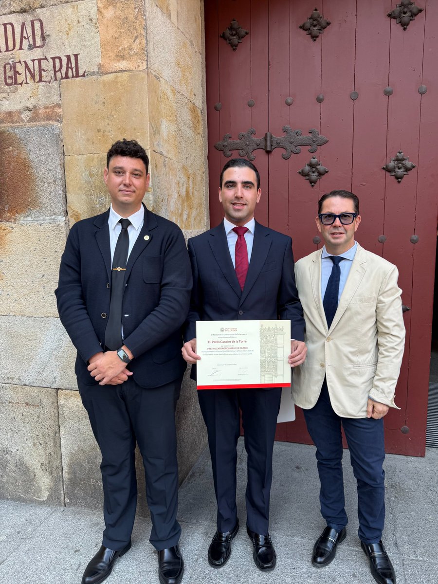 COPAC_Tw's tweet photo. Muy contentos de compartir que Pablo Canales,  colegiado 8050, ha sido galardonado con el Premio Extraordinario de Grado en Piloto de Aviación Comercial de la @usal. Ejemplo de #excelencia así como de la equiparación de nuestra formación con la de otras profesiones. ¡Felicidades! https://t.co/UDqNvk3fQB